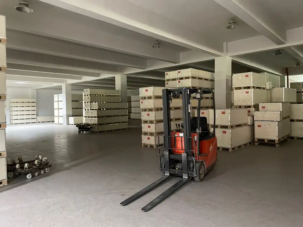 Pilates Equipment Manufacturer-Use a forklift to place the products to be shipped in the warehouse